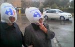 las-senoras-que-llevan-bolsas-de-plastico-en-la-cabeza-cuando-llueve-desato-la-locura-del-feno...jpg